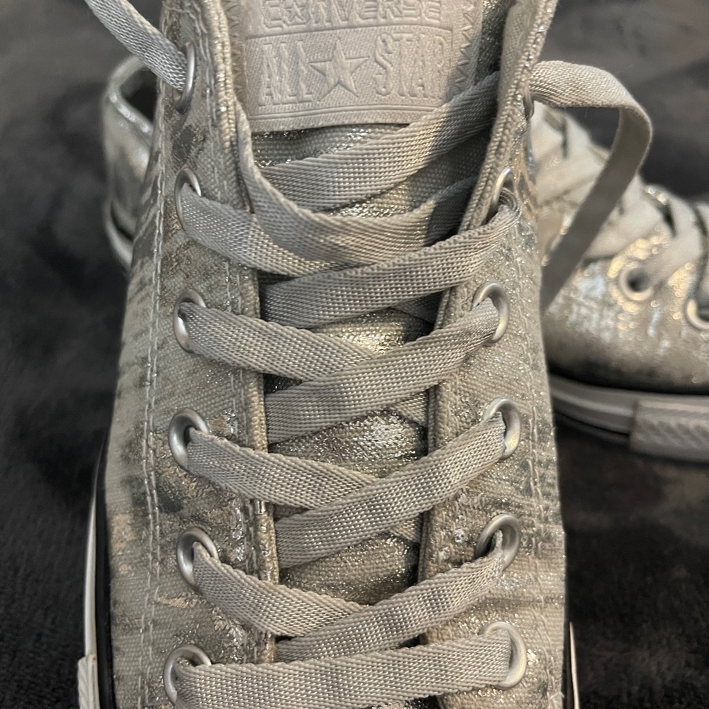 Silver & gray converse low tops. Size 9